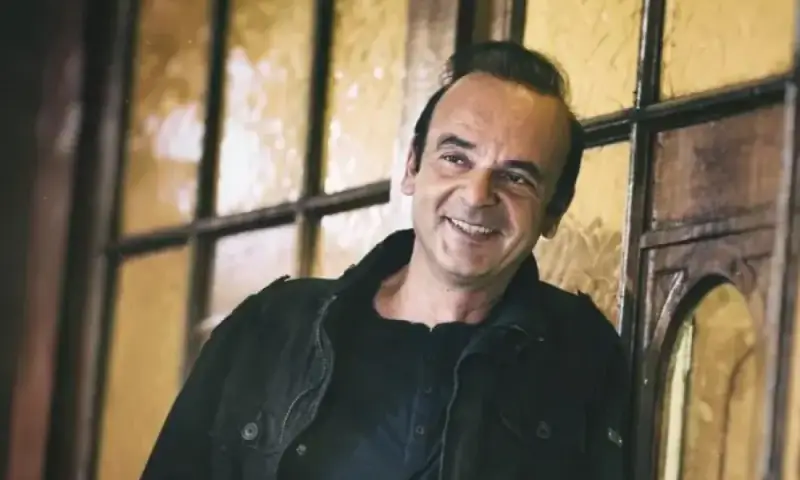 Ανάμεσα στον στίχο και το πεζό:Η δύναμη της μικρής φόρμας
